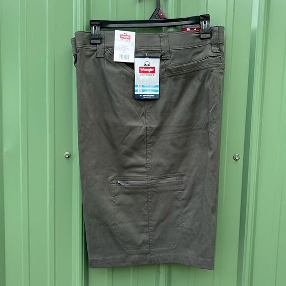 Men's Outdoor Performance Zip Cargo Short with UPF 50+ Size 46 - Picture 1 of 12